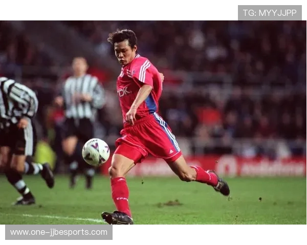 高学历足球运动员：在绿茵场与学术领域双赢的足球明星们